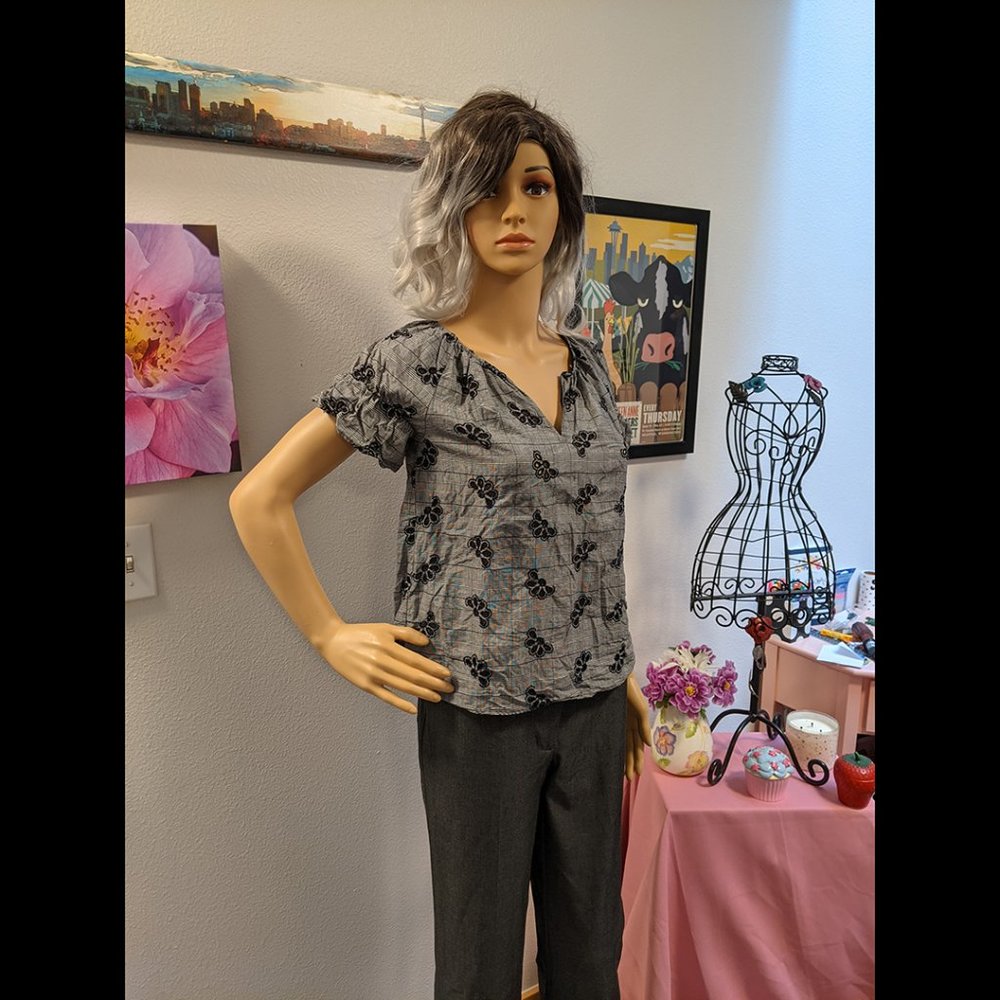 Ann Taylor Loose Fit Gray Blouse w/ Black Flowers Size XXS Petite